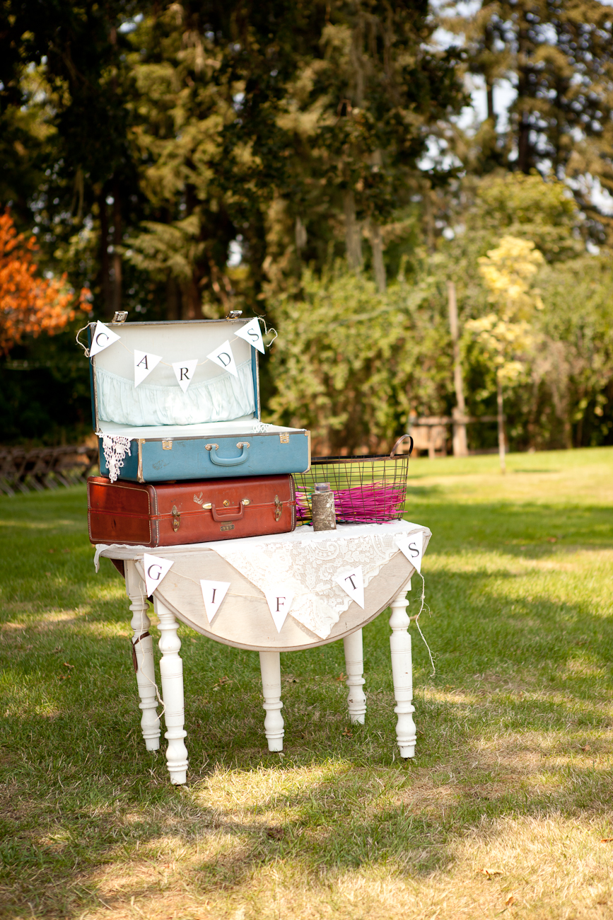 wedding_vintage_rustic_gift_table_old_suitcases