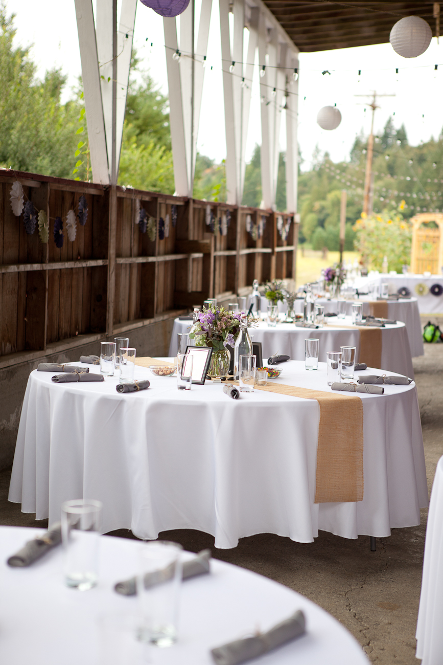 rustic-purple-white-wedding-burlap-table-settings